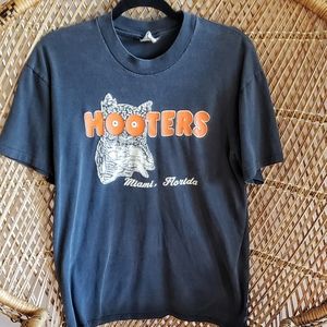 Vintage Hooters T-shirt